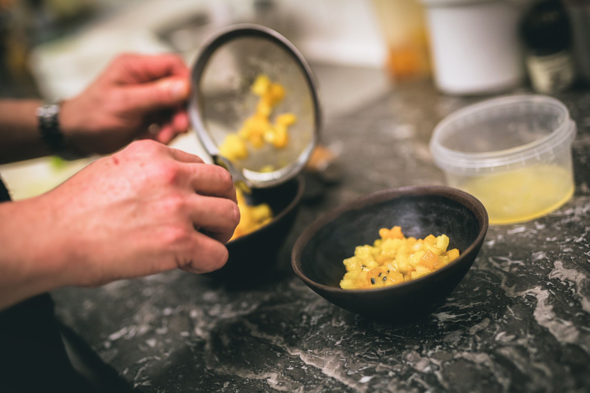Préparation d'un dessert en cuisine