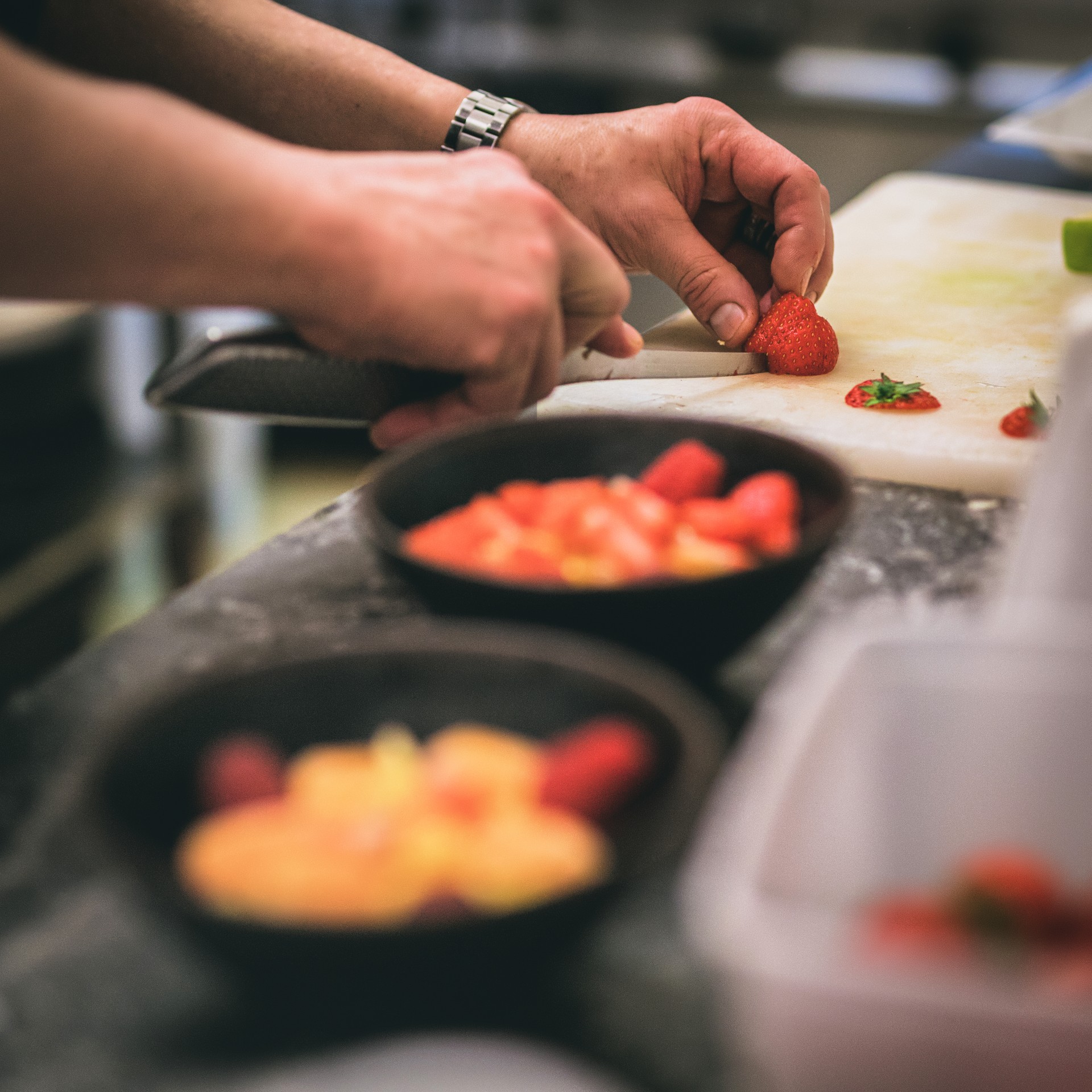 Dressage de fruits frais en cuisine